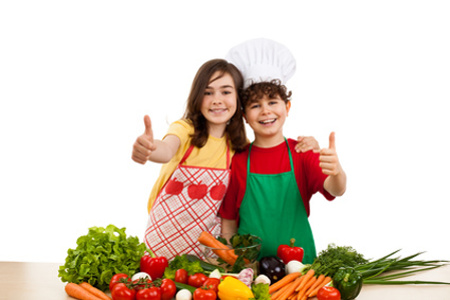 Niños cocinando vegetales